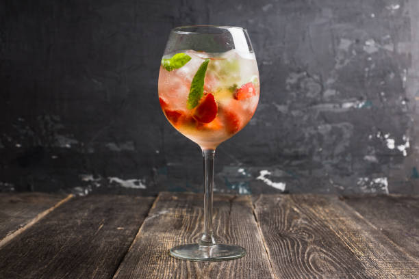 cocktail martini royale dans le verre de vin avec des feuilles de basilic et la fraise - dry vermouth photos et images de collection
