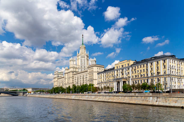 kotelnicheskaya embankment building, moscou, russie- est l'un des sept gratte-ciel stalinistes posés en septembre 1947 et achevés en 1952. tir d'un bateau de plaisance touristique - kotelnicheskaya photos et images de collection