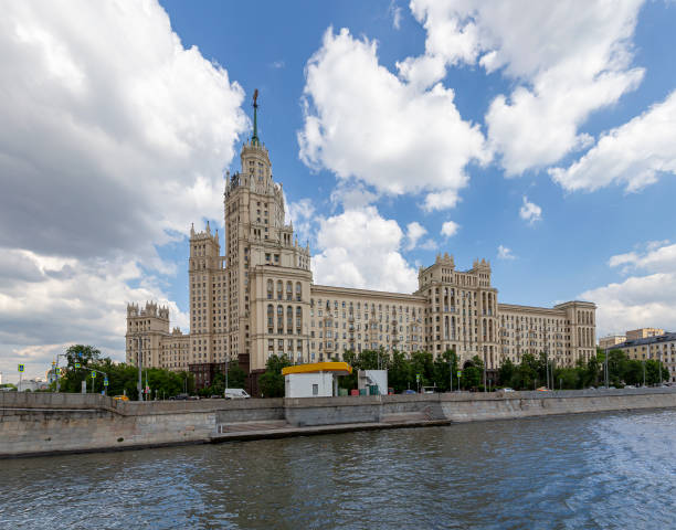 kotelnicheskaya embankment building, moscou, russie- est l'un des sept gratte-ciel stalinistes posés en septembre 1947 et achevés en 1952. tir d'un bateau de plaisance touristique - kotelnicheskaya photos et images de collection