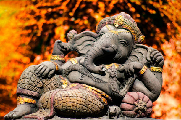 ganesha é o deus do sucesso. isso hindus em india e buddhists em torno do respeito e da adoração do mundo - ganesha animal asia chennai - fotografias e filmes do acervo