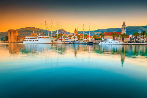 centro storico di trogir e porto con barche all'alba, croazia - traù foto e immagini stock