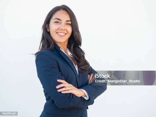 Lächelnde Selbstbewusste Geschäftsfrau Posiert Mit Gefalteten Armen Stockfoto und mehr Bilder von Geschäftsfrau