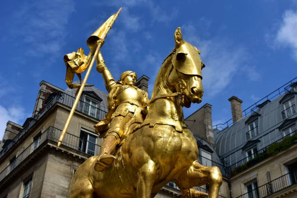 estatua dorada de juana de arco. parís, francia. - jeanne fotografías e imágenes de stock