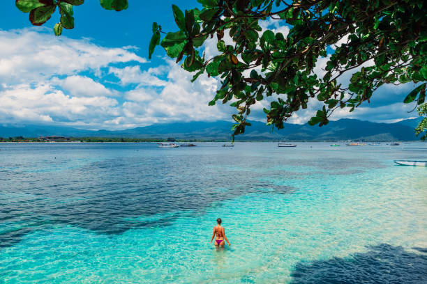 joven mujer bikini relajarse en el océano azul en la isla tropical - hawaii islands fotos fotografías e imágenes de stock