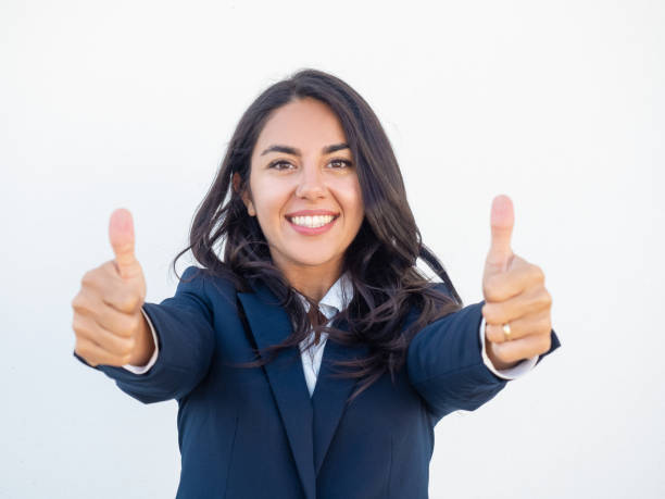 un líder empresarial exitoso que sonríe expresa su apoyo - confidence toothy smile thumbs up ok sign fotografías e imágenes de stock