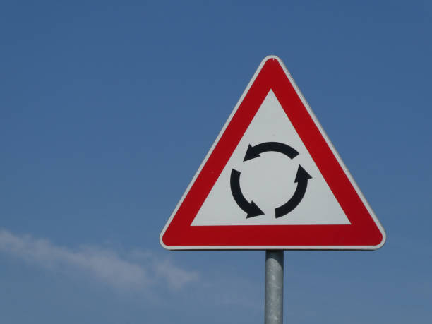 rond-point circulaire de signalisation de signalisation de route d'avertissement d'intersection - traffic roundabout photos et images de collection
