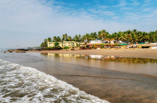 hostales en la playa del mar arábigo en ashvem, goa - house residential structure colonial style landscape fotografías e imágenes de stock