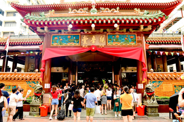 i devoti si riuniscono al tempio kwan im thong hood cho a singapore per pregare per benedizioni e protezione - temple singapore city singapore buddhism foto e immagini stock