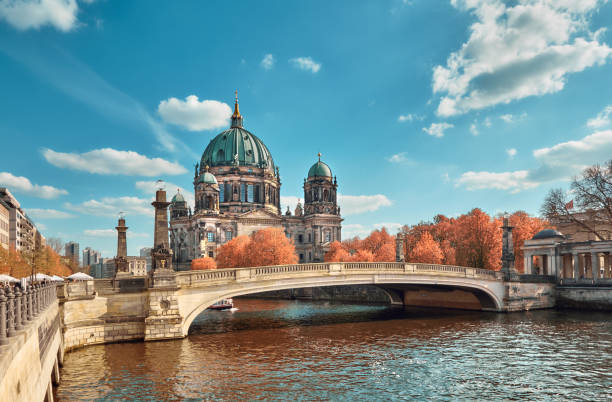 berlin cathedral with a bridge over spree river in autumn - berlin germany house spree river urban scene imagens e fotografias de stock