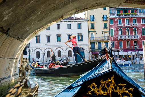 Arquitetura em Veneza, com o Mar fazendo parte da imagem