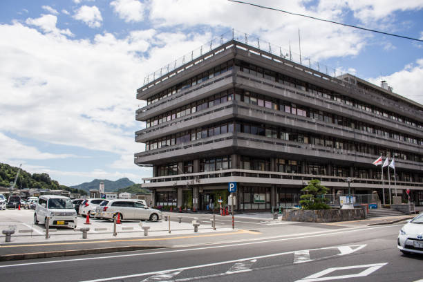 ayuntamiento de onomichi en un día soleado, onomichi, hiroshima, japón - rural community fotografías e imágenes de stock