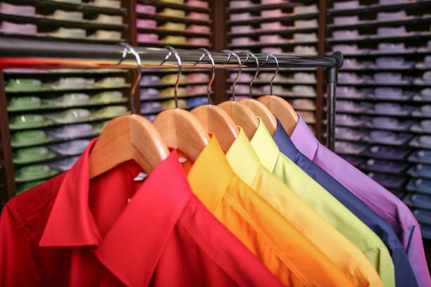 paquete Descripción del negocio comunicación Camisas Coloridas En Una Tienda Foto de stock y más banco de imágenes de  Colgador - Colgador, Elección, Guardarropa - Muebles - iStock