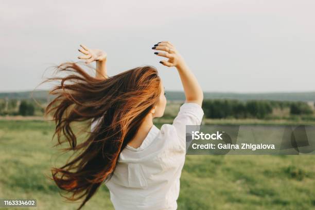 Nahaufnahme Porträt Von Schönen Unbeschwerten Langen Haaren Mädchen In Weißen Kleidern Auf Dem Feld Blick Von Hinten Sensibilität Für Naturkonzept Stockfoto und mehr Bilder von Haar