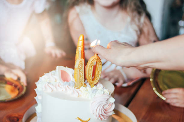 las manos de los niños las niñas buscan el pastel. gran hermoso unicornio pastel en los diez años cumpleaños de la pequeña princesa en la mesa festiva - celebration 10 11 years birthday cake cake fotografías e imágenes de stock