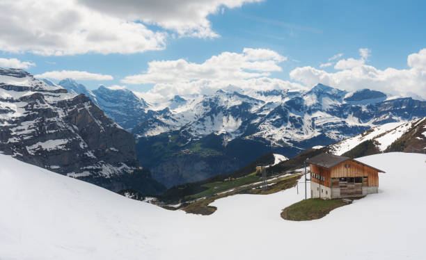 paysage de chaîne de montagne suisse panoramique d'alpes avec le chalet en bois à grindelwald, suisse - snow european alps house grindelwald photos et images de collection