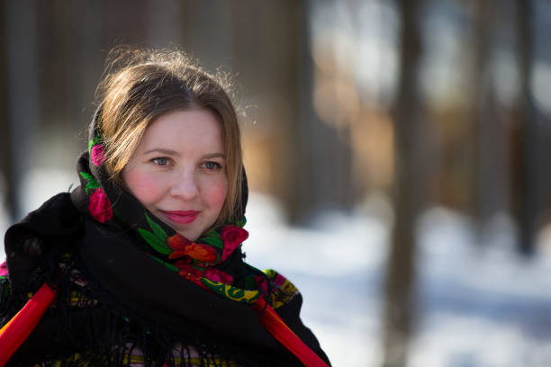 un portrait d'une femme russe dans une écharpe. femme russe - russian culture scarf textile shawl photos et images de collection