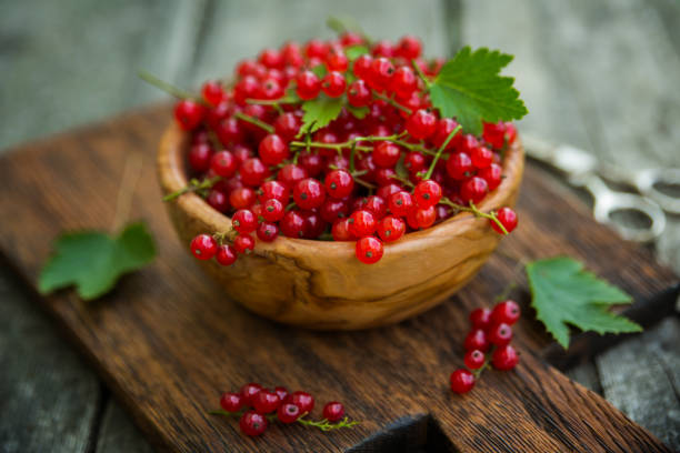 木製の背景に赤いカラントベリー。収穫、屋外クローズアップ。 - currant red fruit food ストックフォトと画像