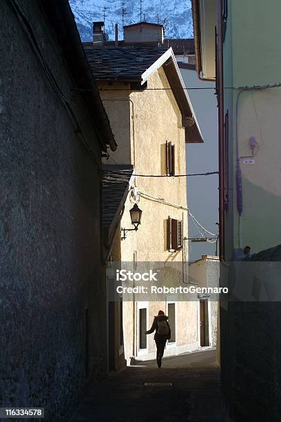 하는 Backstreet 가로등에 대한 스톡 사진 및 기타 이미지 - 가로등, 거리, 건물 외관