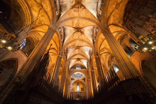 interior de la catedral de barcelona - iluminación de techo abovedado fotografías e imágenes de stock