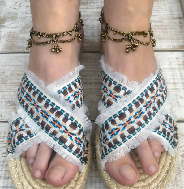 tobilleras de latón de la india, estilo boho hippie - alenka fotografías e imágenes de stock