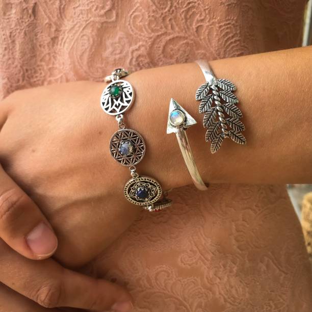 pulseras de plata chakra estilo hippie - alenka fotografías e imágenes de stock