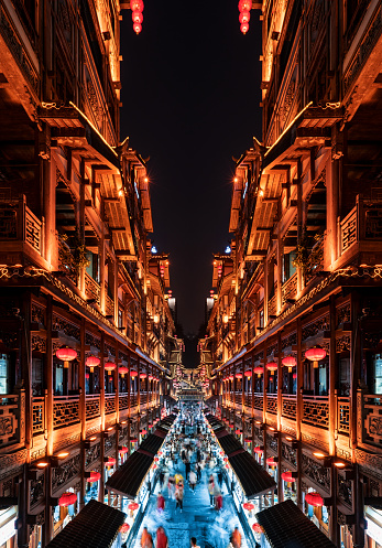 Paisaje nocturno de la antigua ciudad de Hongyadong en Chongqing, China photo