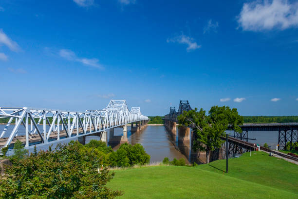 the old vicksburg  one rail line; and the new vicksburg bridge cantilever bridges cross the mississippi river between delta, louisiana and vicksburg - railway bridge imagens e fotografias de stock