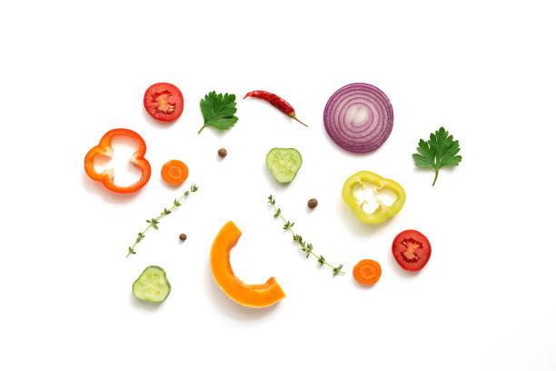 плоские лежали кусочки разнообразных овощей на белом фоне, изолированные. вид сверху - pepper freshness multi colored red стоковые фото и изображения