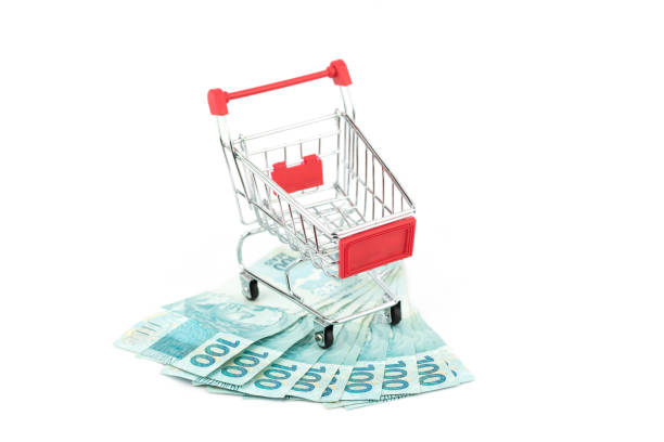 brazilian money in supermarket cart - real food imagens e fotografias de stock