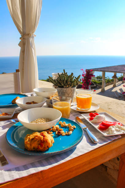 colazione con vista sul mare in puglia in italia - seaview foto e immagini stock