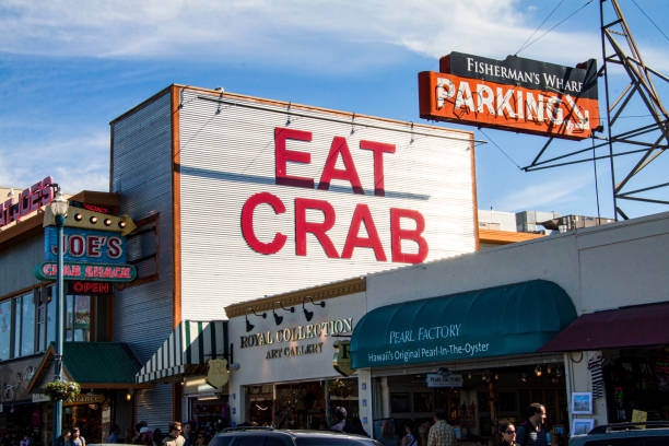 fisherman's wharf à san francisco, motif de jefferson street avec grand billbord disant eat crab - billbord photos et images de collection