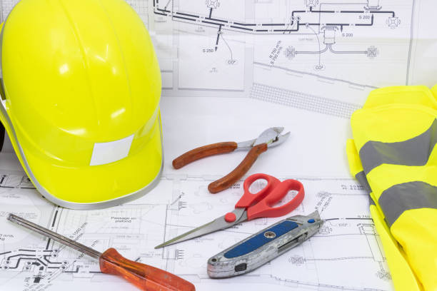 istock Masonry (text in French) Graphic resource with house plan safety equipment and mason equipment 1163375305