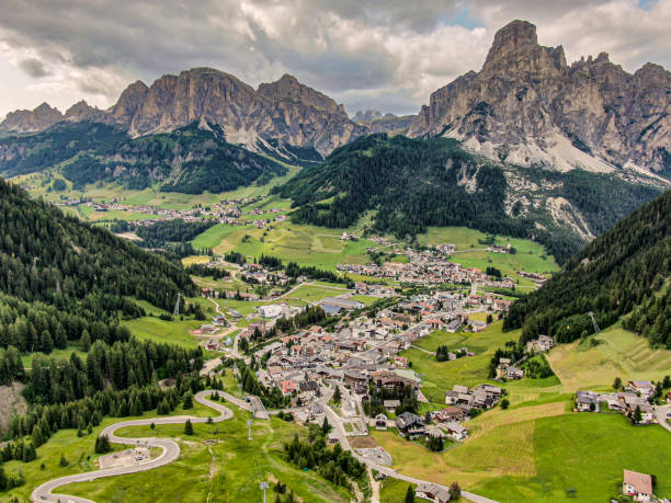 corvara di badia en las montañas de los dolomitas italia - corvara fotografías e imágenes de stock