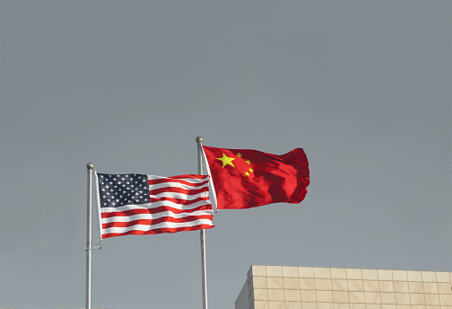 Banderas de Estados Unidos y China. Economía de guerra comercial conflicto impuestos negocios financiar dinero / Estados Unidos vs China. photo
