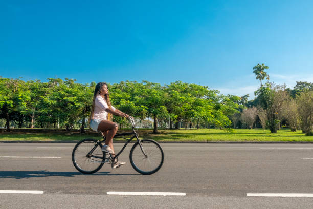 Hermosa mujer brasileña negra montando en bicicleta - foto de stock