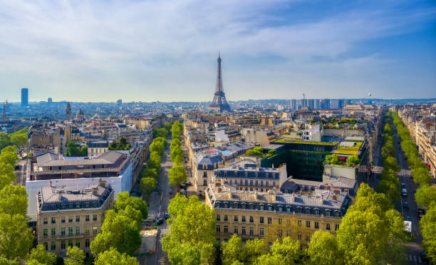 der eiffelturm und paris, frankreich vom arc de triomphe - building exterior built structure street paris france stock-fotos und bilder