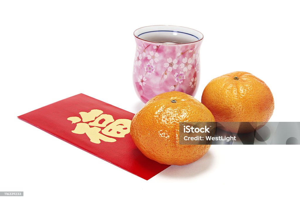 Кубок китайский чай с Mandarins на красный пакетов - Стоковые фото Китайский Новый год роялти-фри