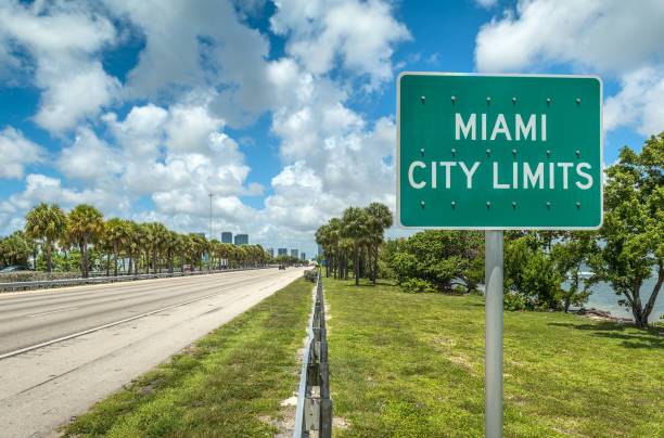 マイアミ市の限界 - town sign cloudscape sky ストックフォトと画像