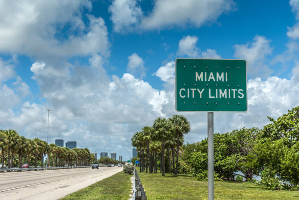 マイアミ市の限界 - town sign cloudscape sky ストックフォトと画像