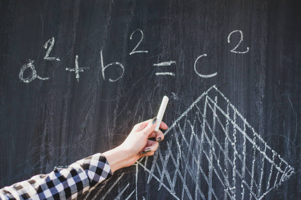 ręka nauczyciela z kredą wyjaśniająca problem matematyczny - professor adult student chalk drawing formula zdjęcia i obrazy z banku zdjęć