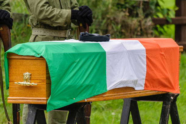 luvas e boina paramilitares do ira em um caixão com uma bandeira irlandesa de tricolour. homem do ira no fundo. - pants green camouflage men - fotografias e filmes do acervo