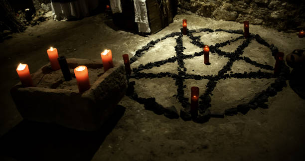 rituali dell'altare satanici - cerimonia foto e immagini stock