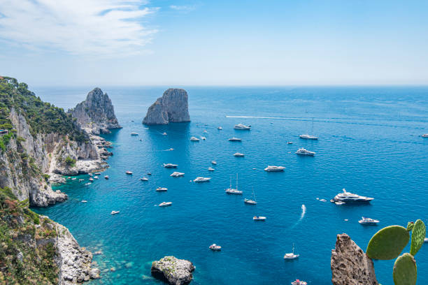 vue à angle élevé de la côte et du faraglioni, situé dans l'île de capri dans la mer tyrrhénienne en italie. - tyrrhenian photos et images de collection