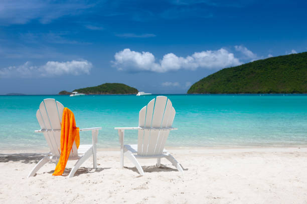 sillas adirondack en playa tropical - outdoor chair beach chair sarong fotografías e imágenes de stock