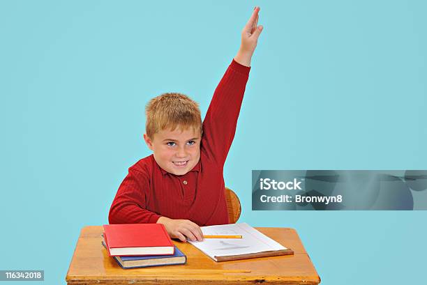 Niño A La Escuela Foto de stock y más banco de imágenes de Aprender - Aprender, Aspiraciones, Color - Tipo de imagen