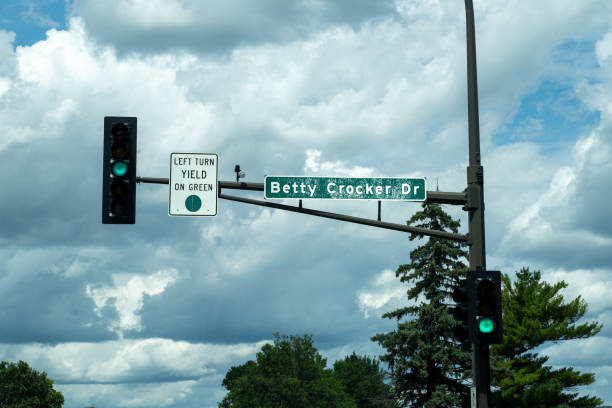 미네소타 주 미니애폴리스 교외의 제너럴 밀스 본사에 지명된 베티 크로커 드라이브의 도로 표지판과 정지등. - betty crocker 뉴스 사진 이미지