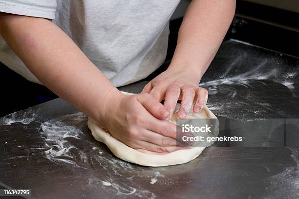 Formano Pizza Pasta - Fotografie stock e altre immagini di Adulto - Adulto, Affari, Composizione orizzontale