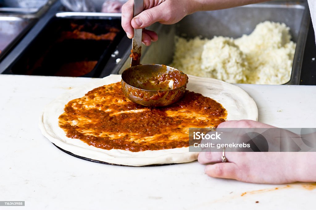 Salsa de tomate salsas en una Pizza - Foto de stock de Adulación libre de derechos
