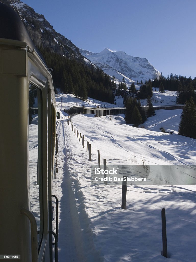 Ferrovie, treno turistico in inverno paesaggio, Kleine Scheidegg, Svizzera - Foto stock royalty-free di Alpi