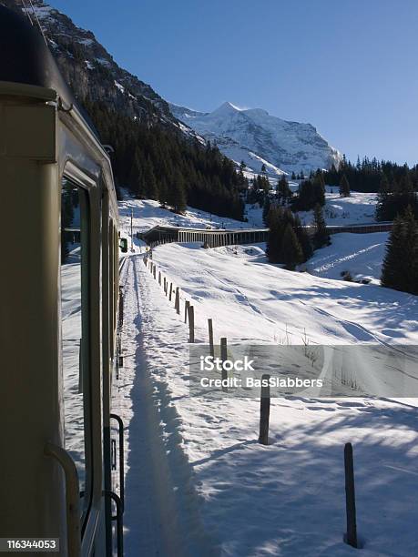 Ferrovie Treno Turistico In Inverno Paesaggio Kleine Scheidegg Svizzera - Fotografie stock e altre immagini di Alpi